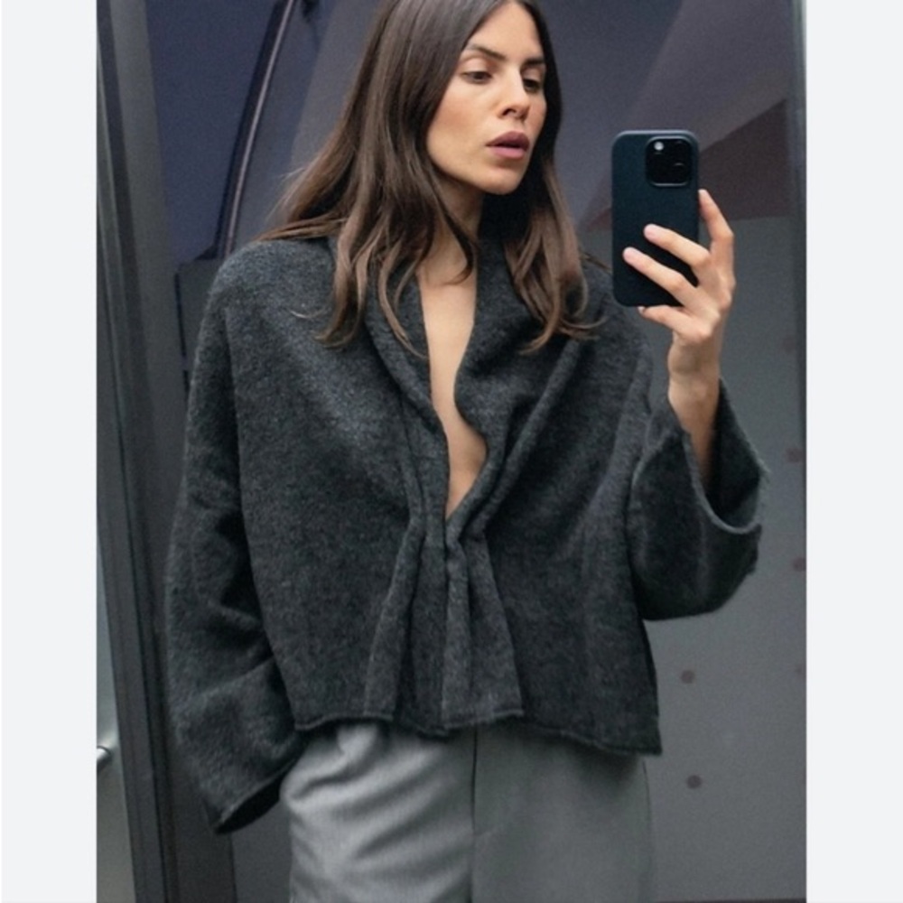 Zara KNIT CARDIGAN WITH GOLDEN APPLIQUÉ